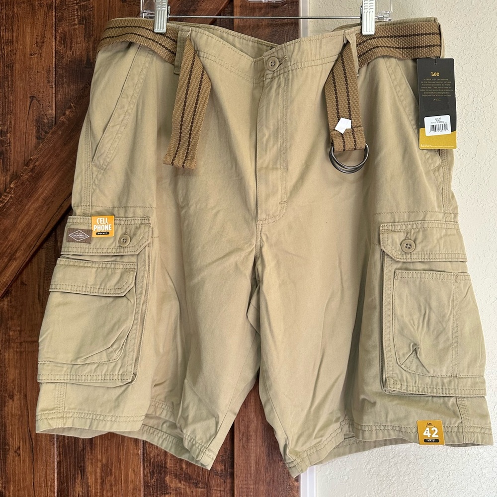 Lee Khaki Cargo belted shorts. Size 42 NWT